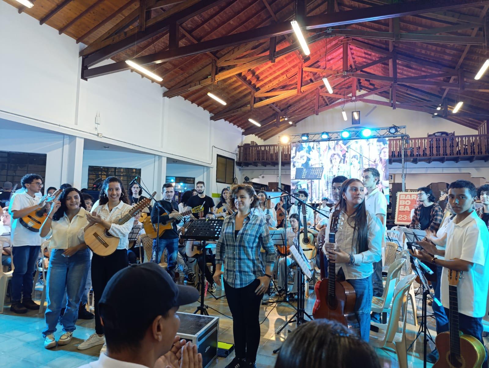 Ph: Laura Soto. Dirección Estudiantina de los Andes Antioqueños. Biblioteca pública Isolda Echavarría, Barbosa
