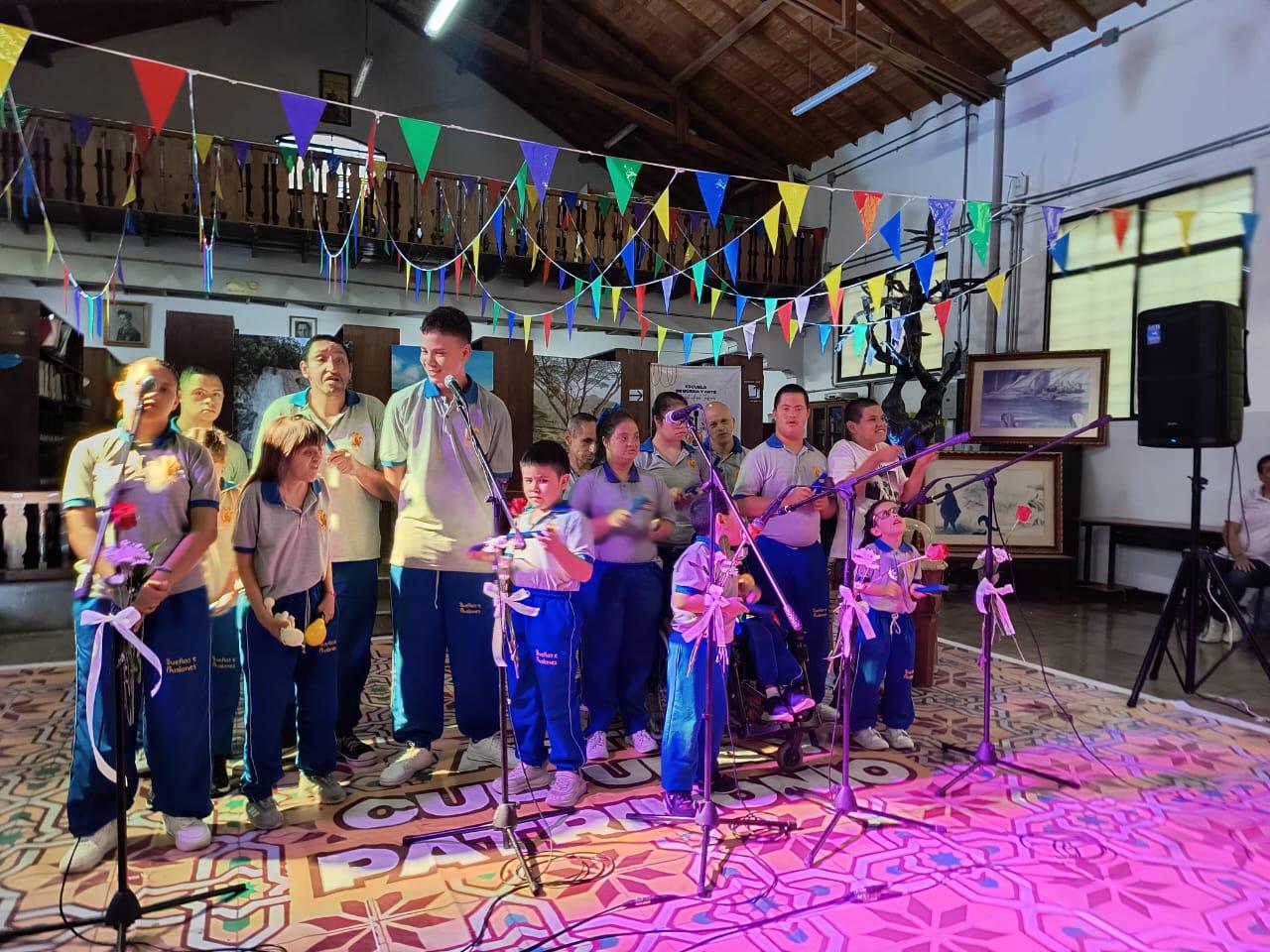 Ph: Laura Muñoz. Muestras de Chirimía - Grupo de Discapacidad: Sueños e Ilusiones. Biblioteca Pública Isolda Echavarría.