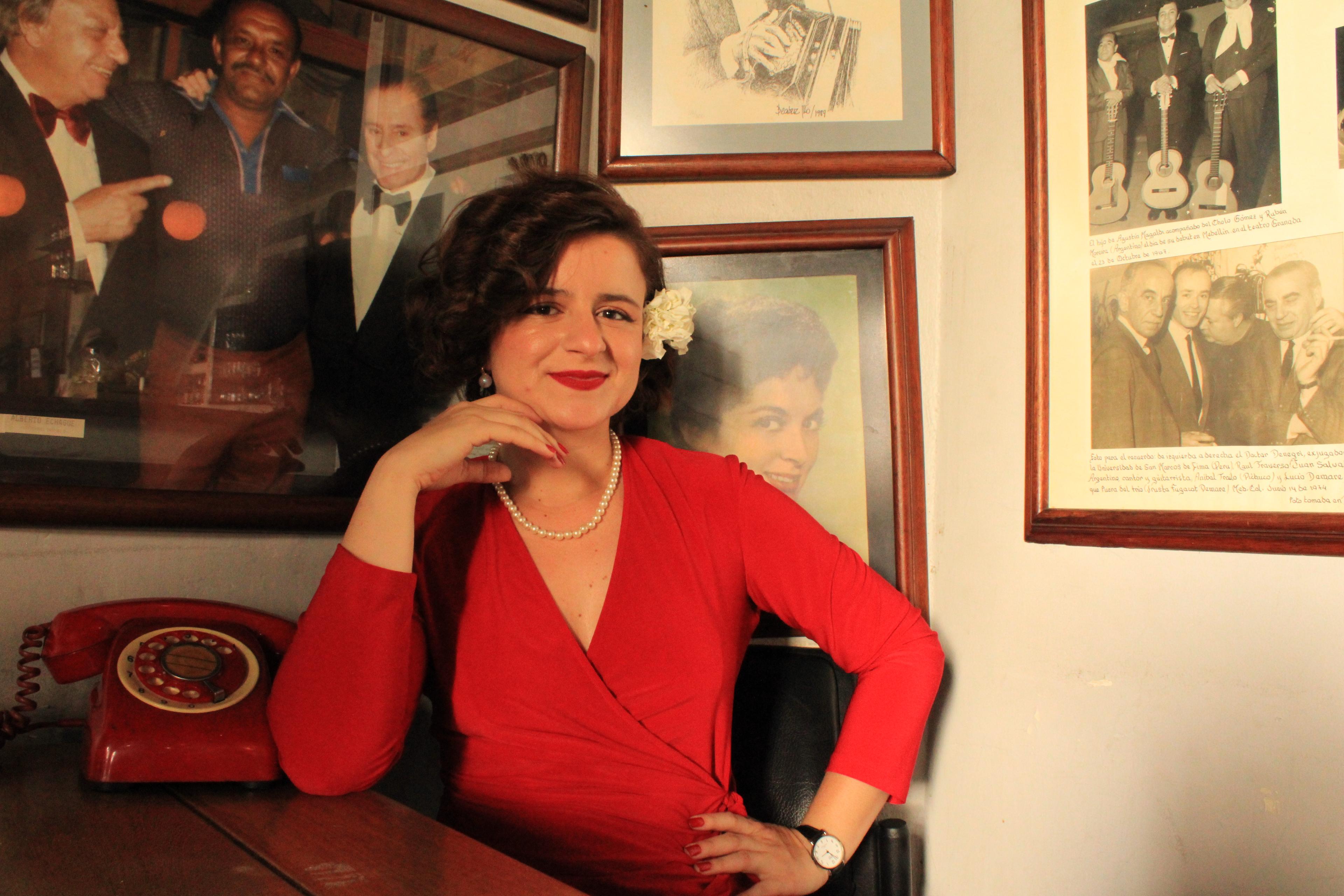 Ph: Carolina Restrepo Intervención artística con voz de mujer teatro la sucursal en Medellín.