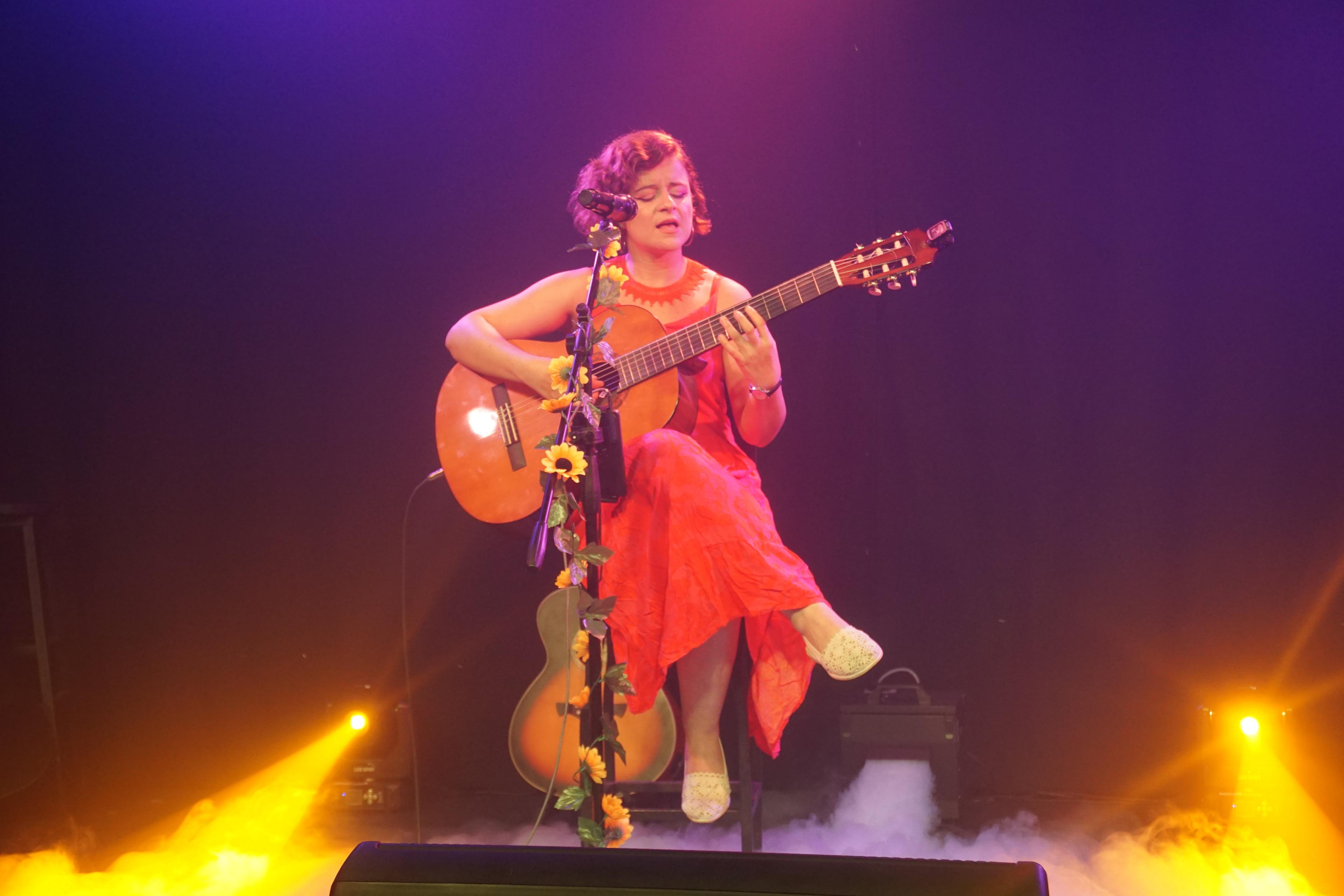 Ph: Carolina Restrepo Intervención artística con voz de mujer teatro la sucursal en Medellín.