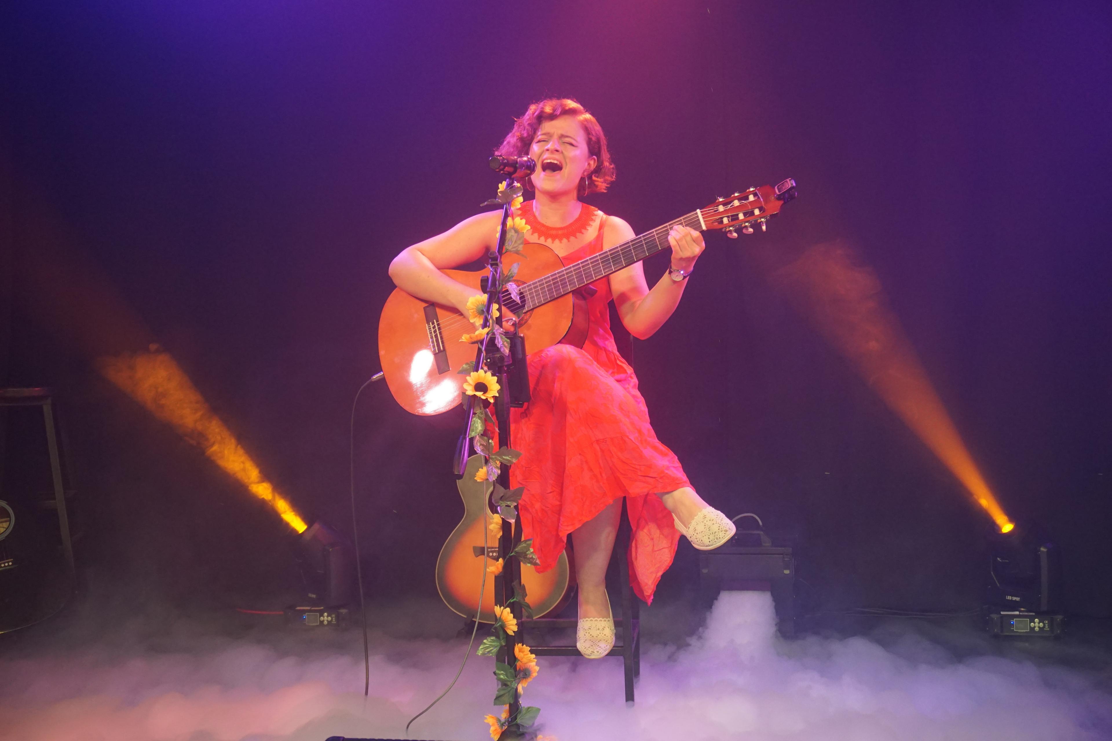 Ph: Carolina Restrepo Intervención artística con voz de mujer teatro la sucursal en Medellín.